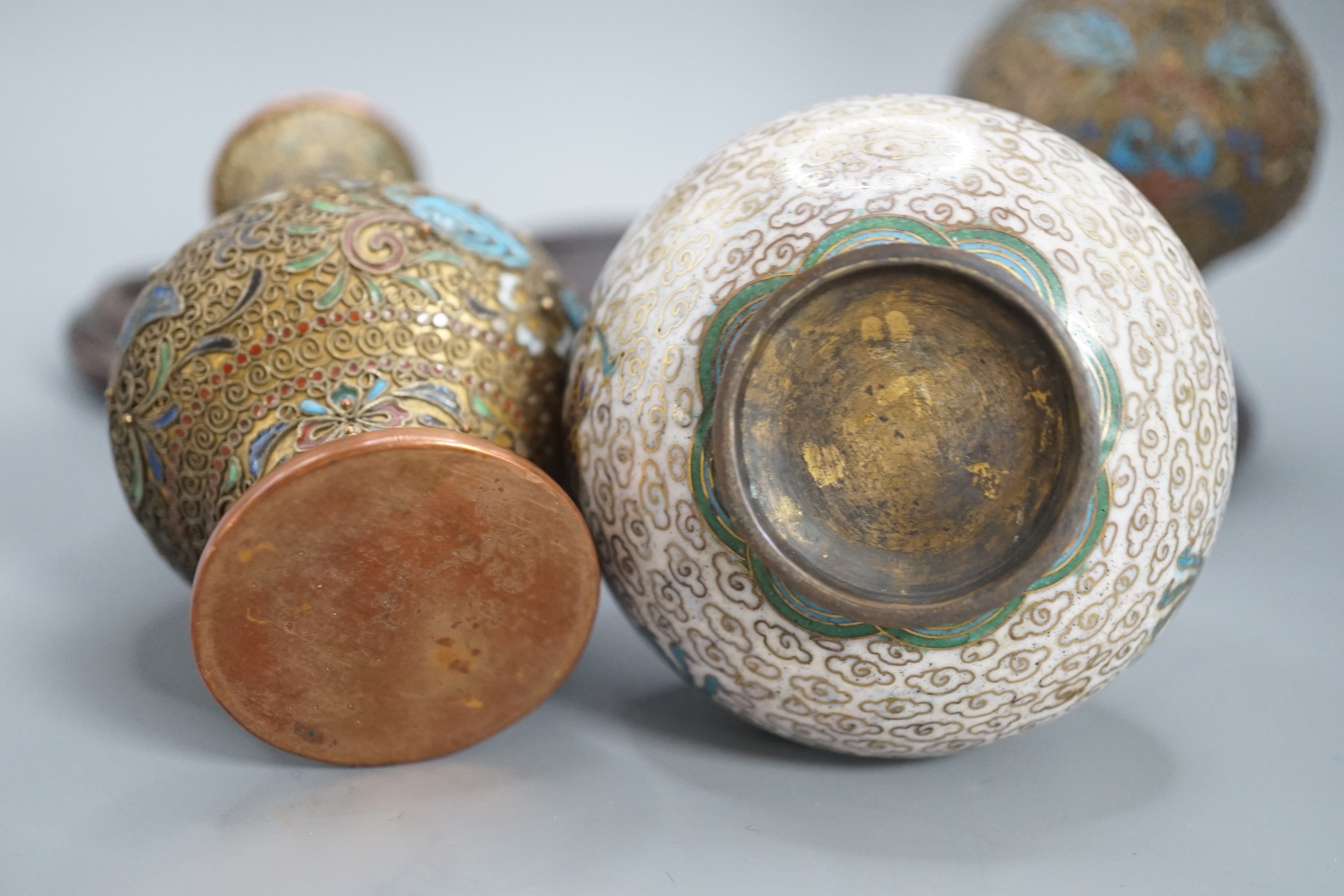 A Chinese cloisonne enamel ‘dragon’ bottle vase, early 20th century and a pair of Japanese cloisonne enamel vases with wood stands 10.5cm